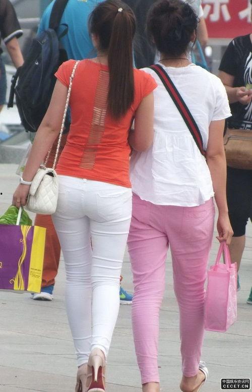 大胆白色紧身裤视频