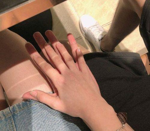 干妈用丝袜脚碰我阴茎