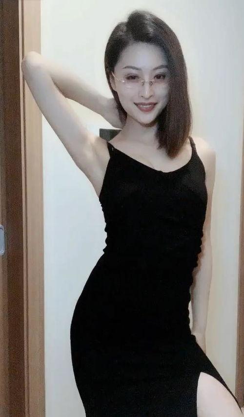 和眼镜丝袜少妇图片,性感魅力一触即发